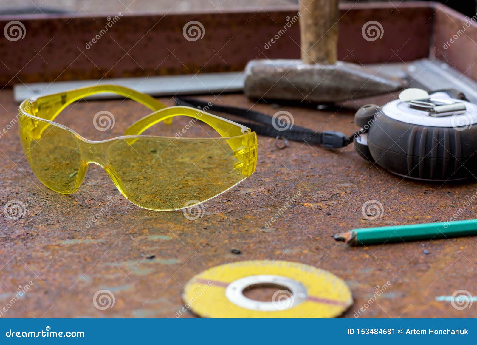 Gafas De Seguridad Amarillas Para El Trabajo Sucio Protección Ocular Contra  La Pequeña Ruina En Los Ojos Imagen de archivo - Imagen de objeto,  cristales: 153484681