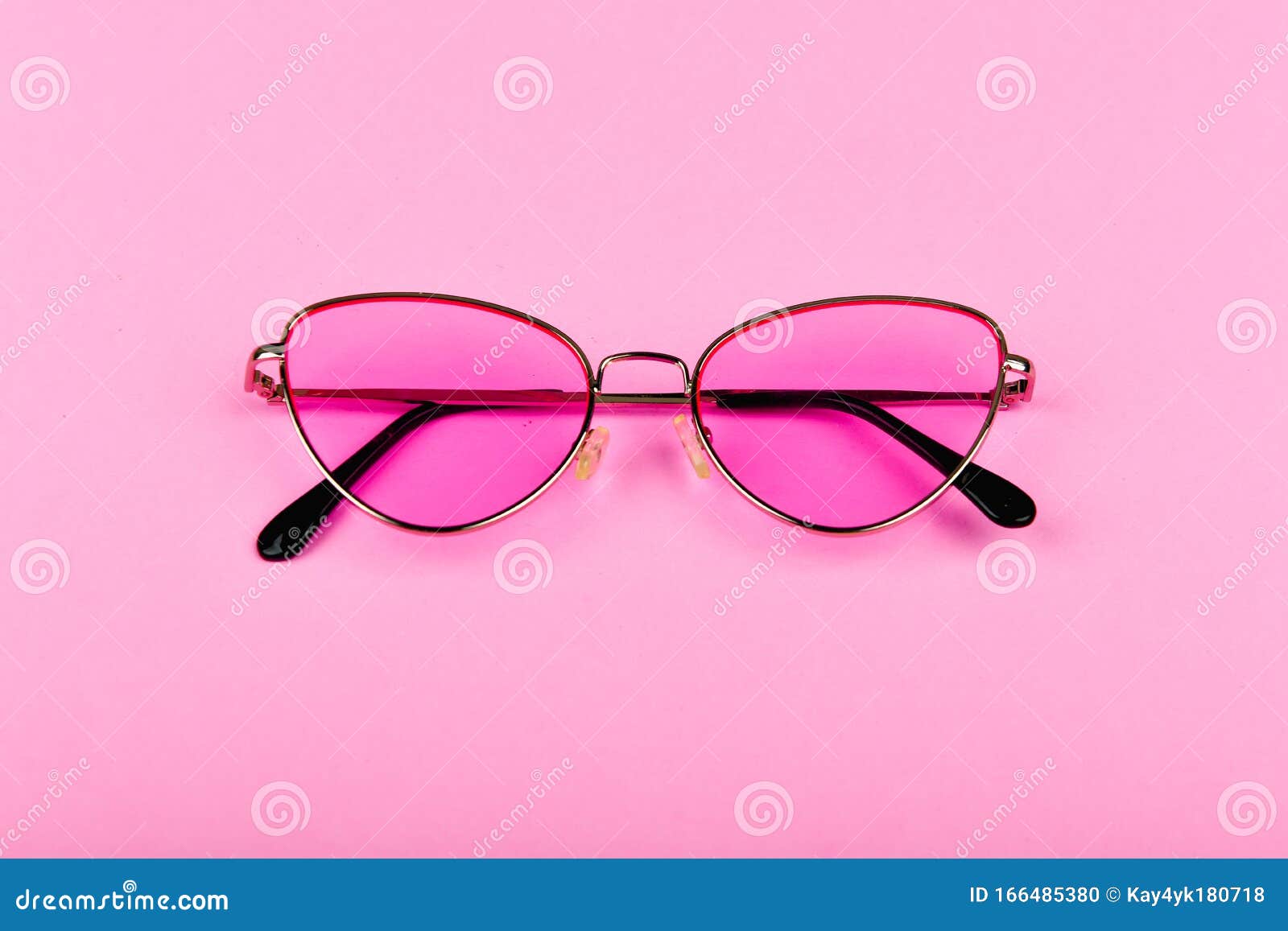 Розовыми очками во внутрь. Розовые солнцезащитные очки. Очки на розовом фоне. Темные очки розовые. В розовых очках.