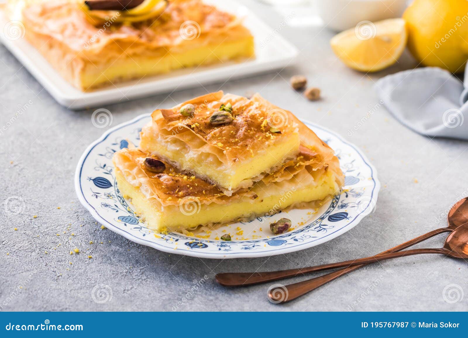 Galaktoboureko Oder Bougatsa Griechischer Traditioneller Nachtisch ...