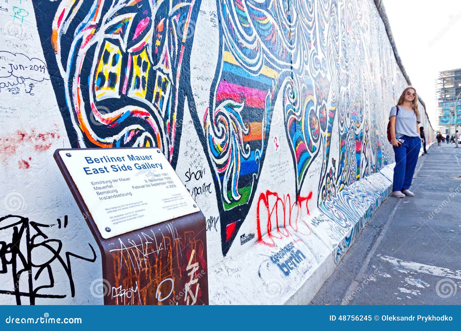 Galerie de côté est à Berlin, Allemagne. BERLIN, ALLEMAGNE - 2 JUILLET 2014 : Fragment de galerie de côté est à Berlin C'est une partie de 1,3 kilomètres de longue de Berlin Wall original qui s'est effondrée en 1989, et est maintenant la galerie d'art amateur du plus grand monde du graffiti la partie de 3 kilomètres de longue de Berlin Wall original qui s'est effondrée en 1989 et maintenant est la plus grande galerie de graffiti du monde