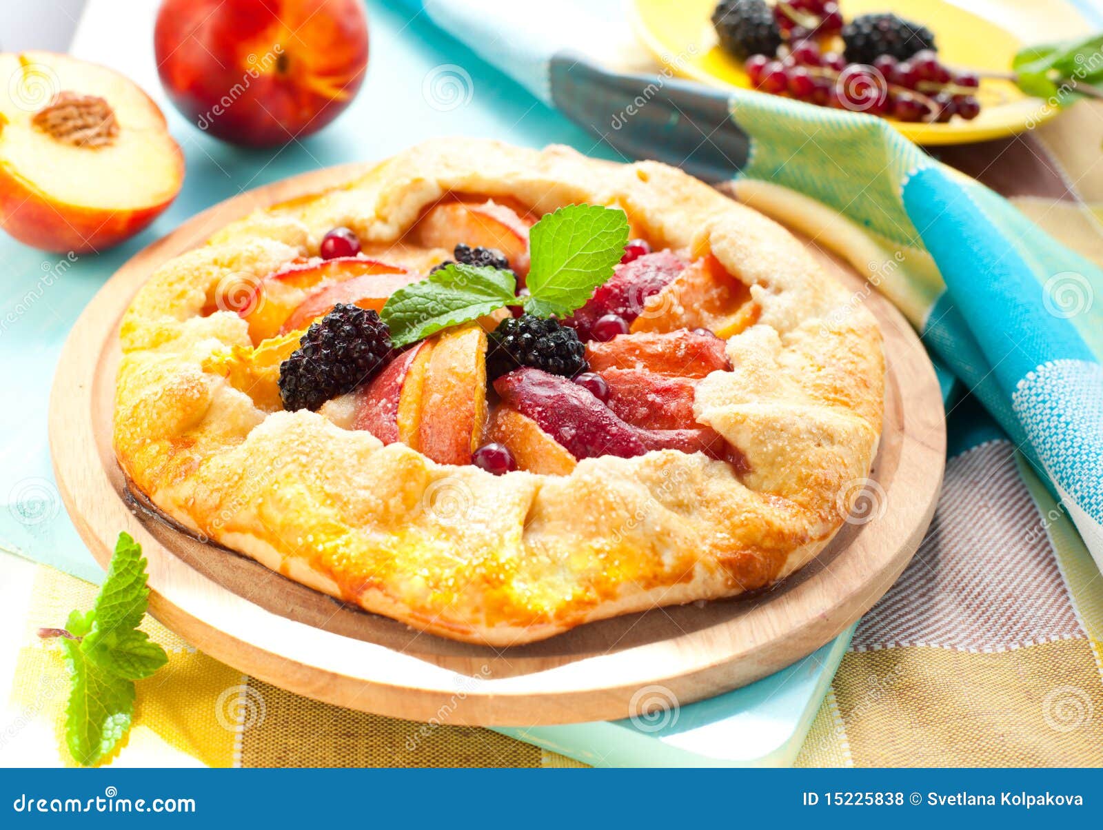 Galette de fruit photo stock. Image du homemade, assortiment 15225838