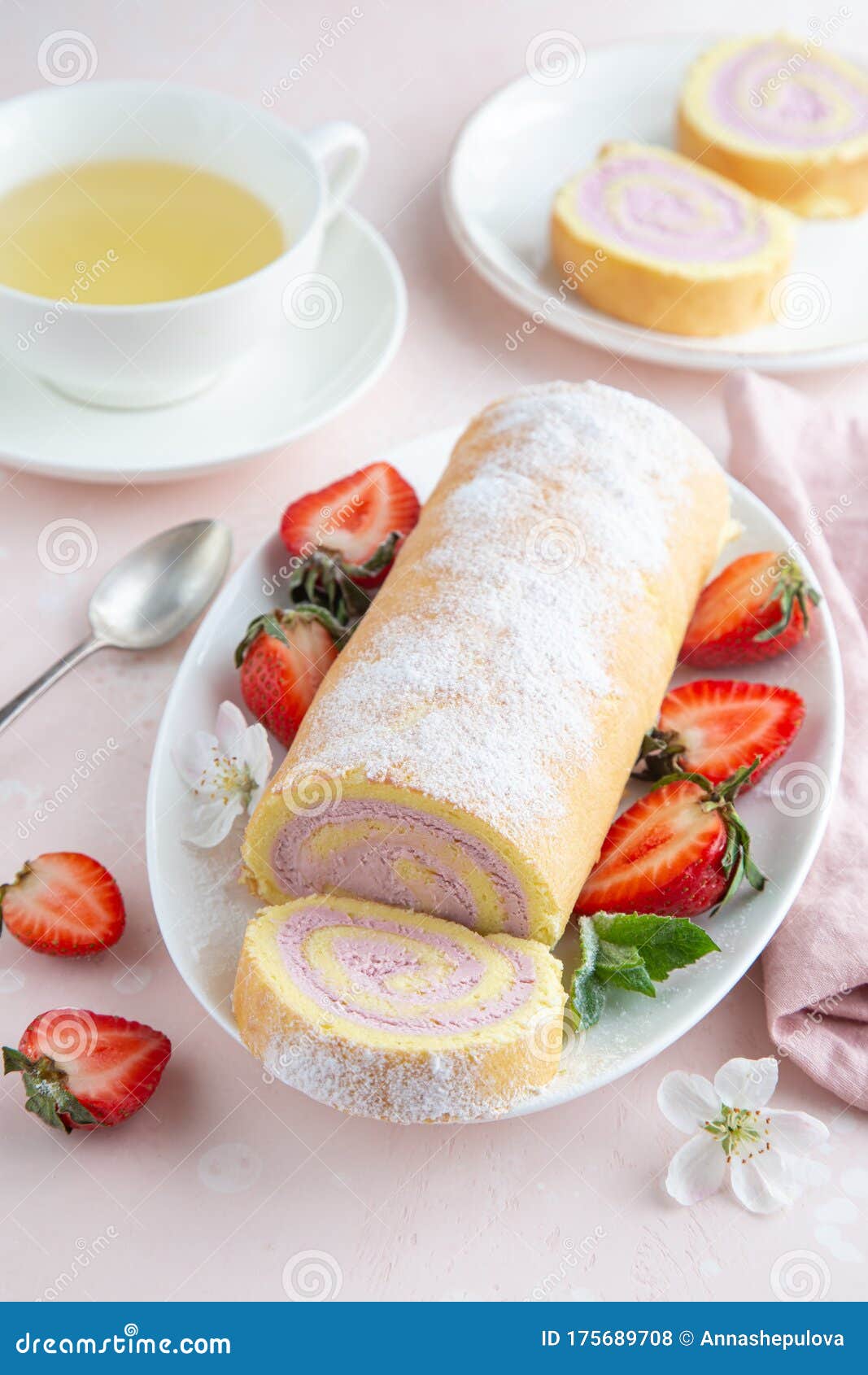 Galette De La Fraise Swiss Sur Plaque Blanche Photo stock - Image du gâteau,  fraise: 175689708