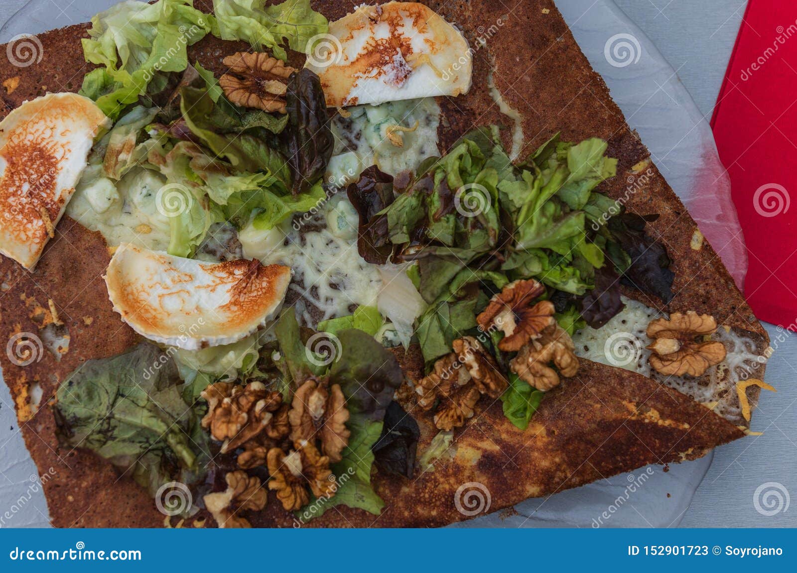 Galette typowy jedzenie w Francja, serowy roquefort,
koźli ser, dokrętki, sałata