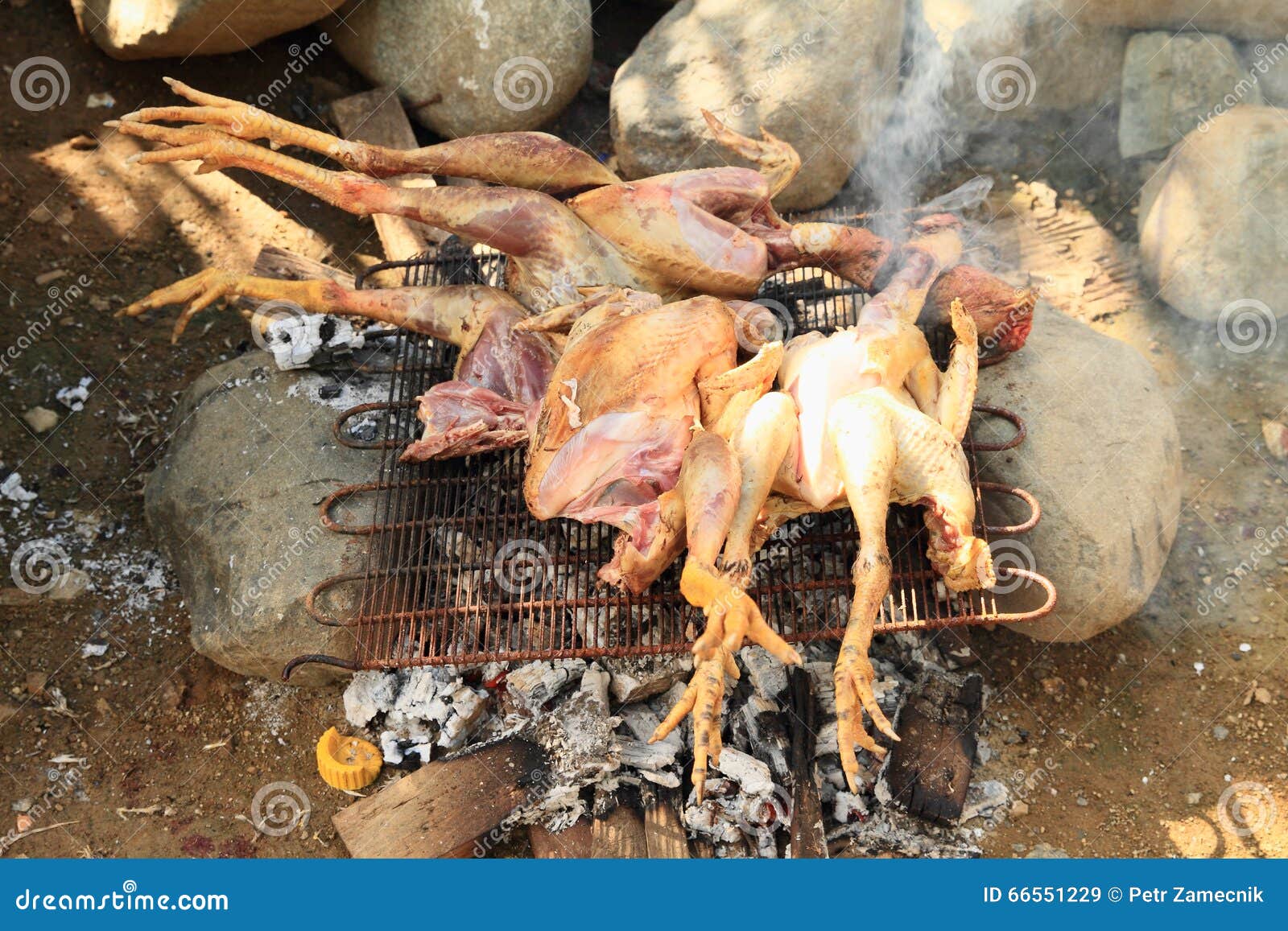 Galinhas grelhadas no mercado em Waisai (Raja Ampat, Papua Barat, Indonésia)