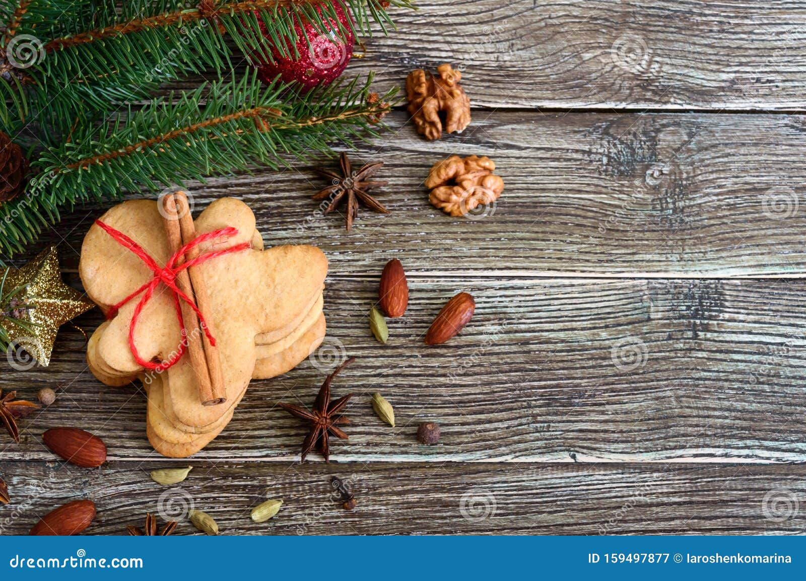 Galletas de jengibre caseras de Navidad y especias en el fondo de madera. Ã¡nimo navideÃ±o. Feliz AÃ±o Nuevo y Navidad. Vacaciones