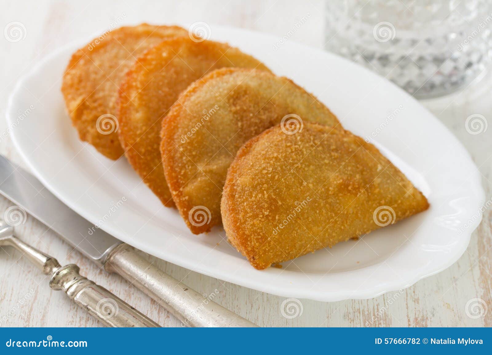 Galletas de la carne en el plato blanco en el fondo blanco