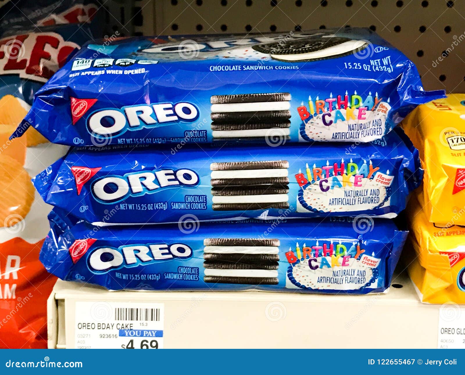 Galletas de la torta de cumpleaños de Oreo para la venta en un CVS