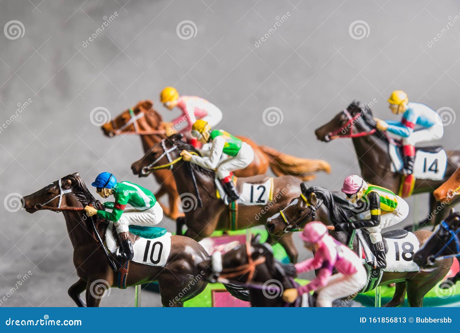 Galloping Jinetes Y Caballos De Carreras Juguetes Compitiendo Por Su Posición Concepto De Competir Por La Victoria Imagen de archivo - Imagen de posición, juguetes: 161856813