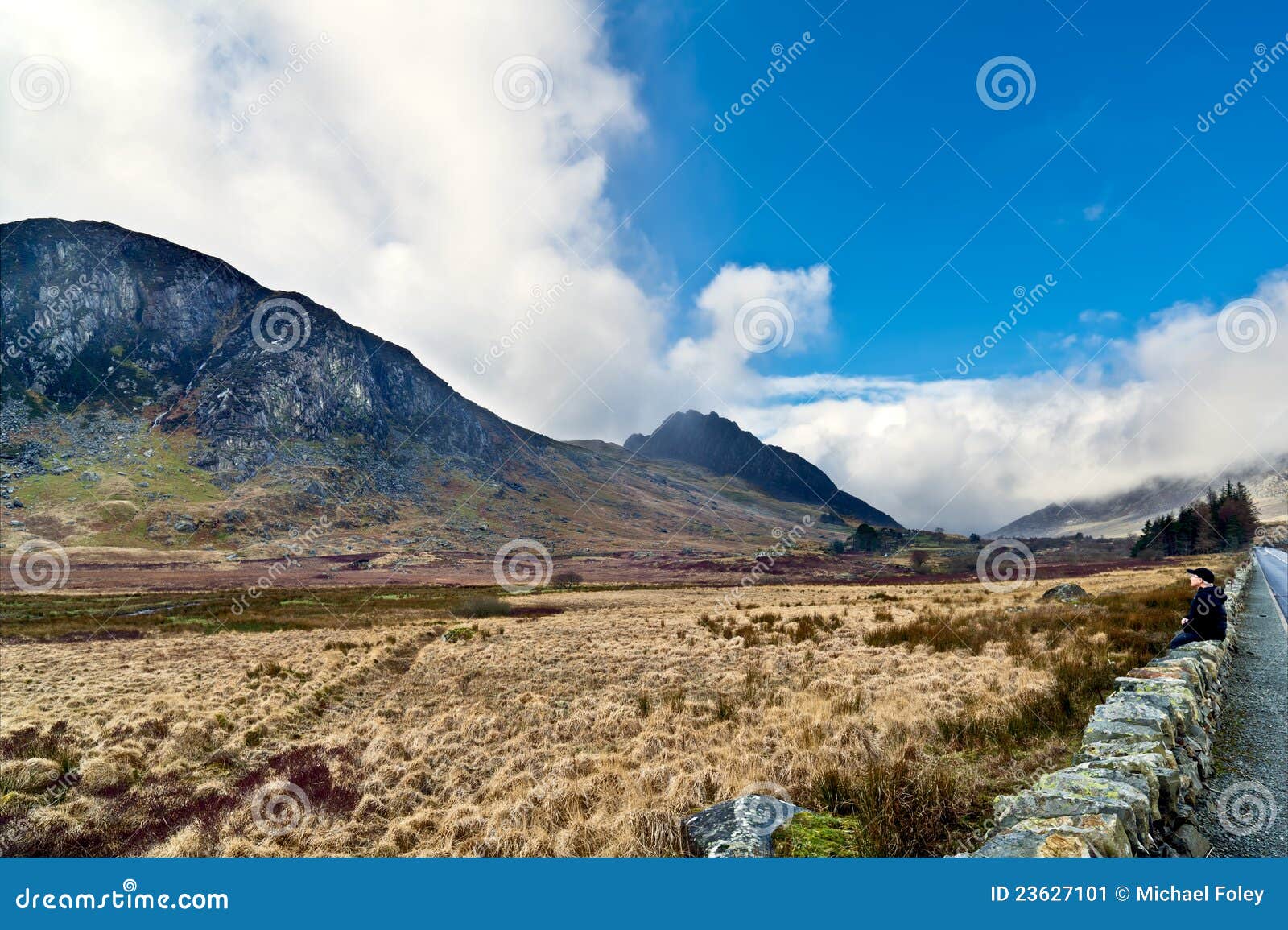 Regardant fixement chez Gallt an Ogof, une montagne dans la vallée de Llugy, Snowdonia, Pays de Galles