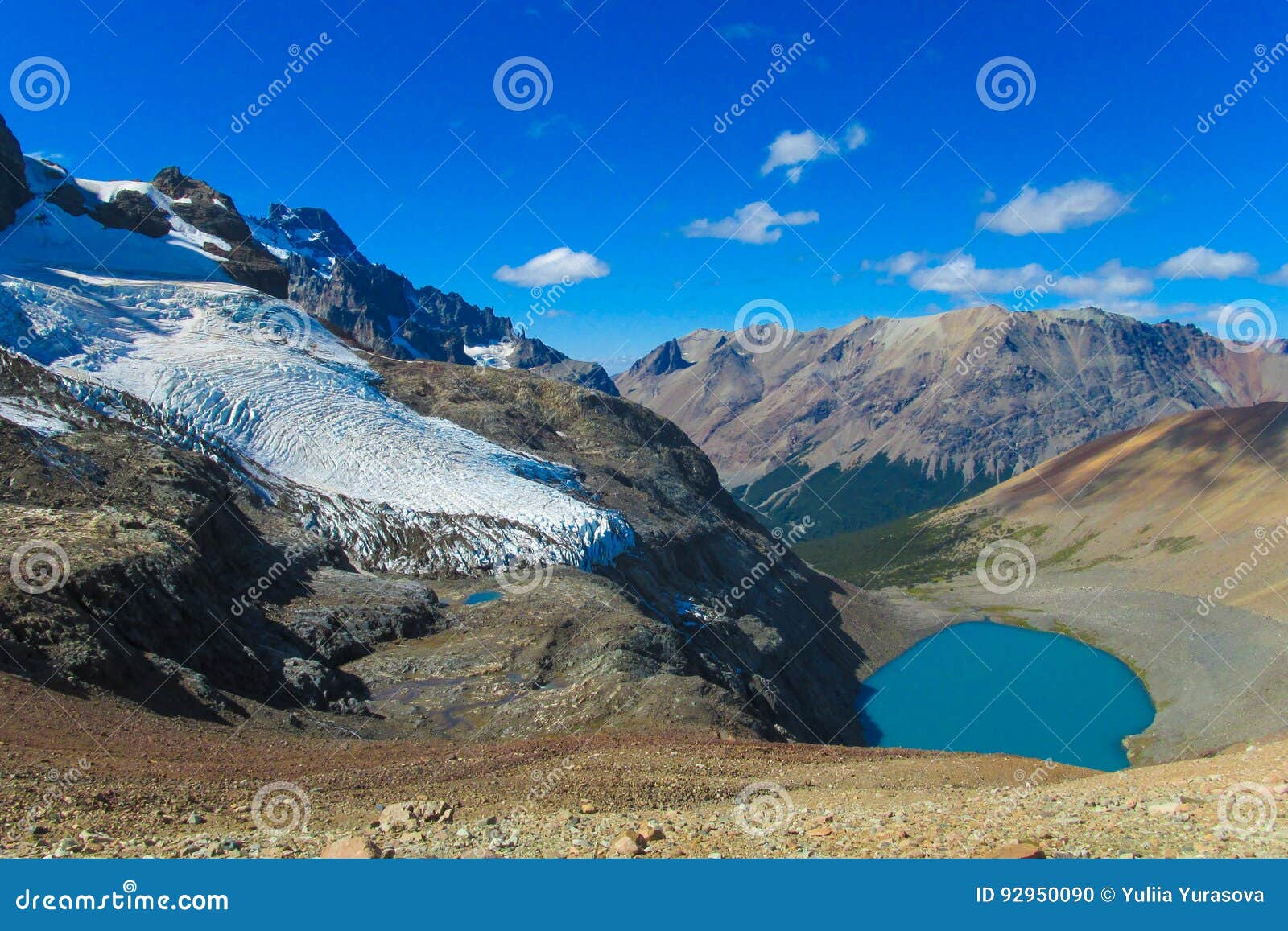 Gama y lago australes de los Andes Cerro Castillo. Los Andes australes Cerro Castillo cordillera roky y de la nieve y pequeño lago azul en Chile