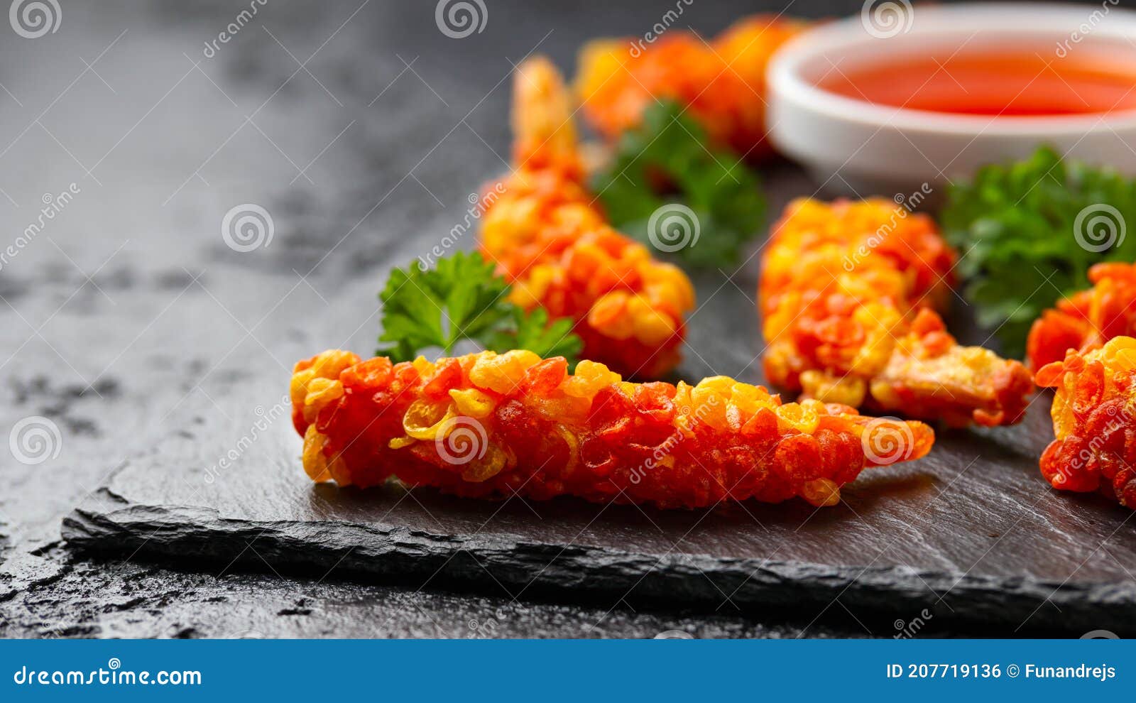 Gambas Rey Tempura Con Salsa De Chile Dulce Dip Dip Foto de archivo