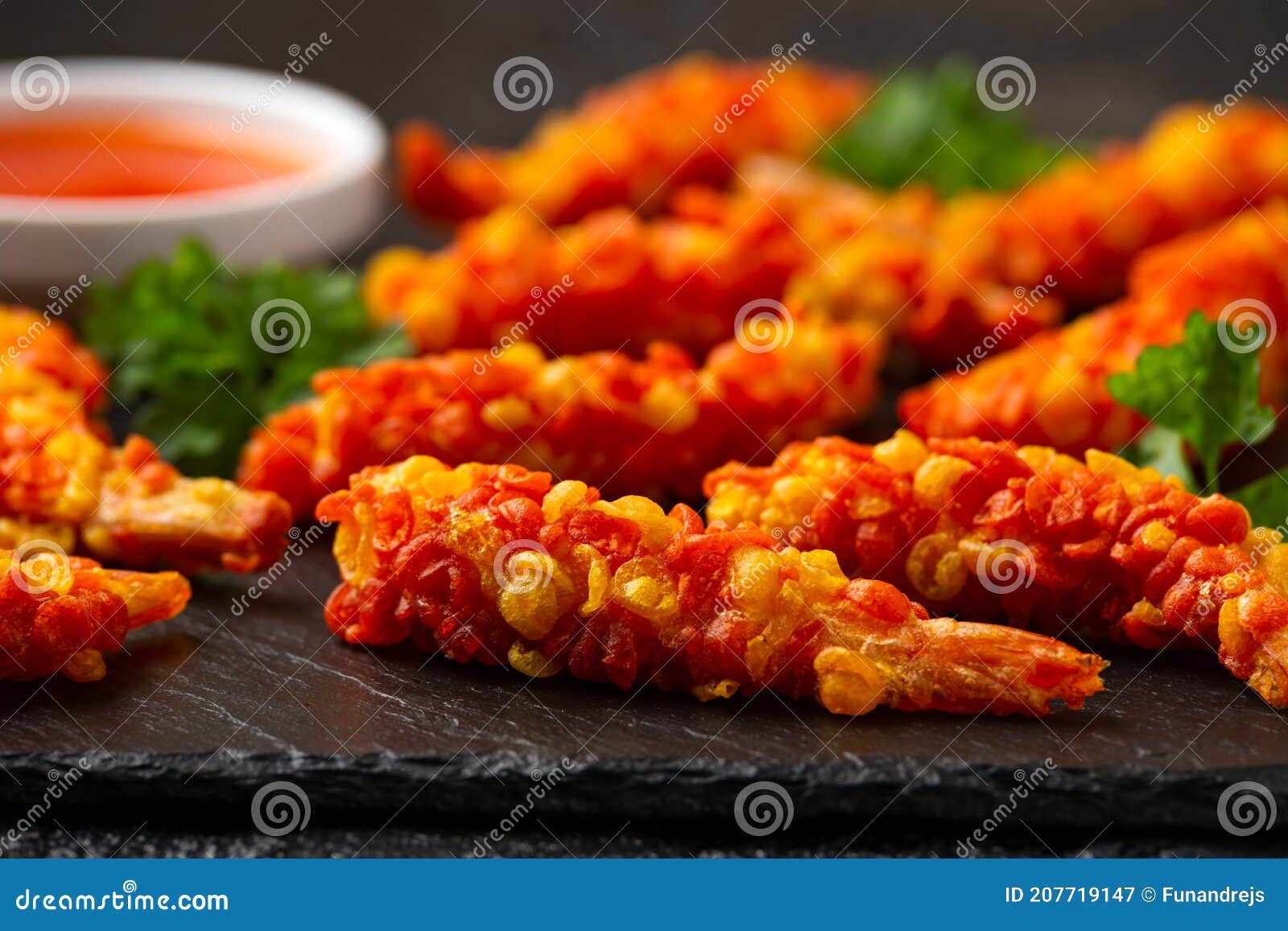 Gambas Rey Tempura Con Salsa De Chile Dulce Dip Dip Imagen de archivo