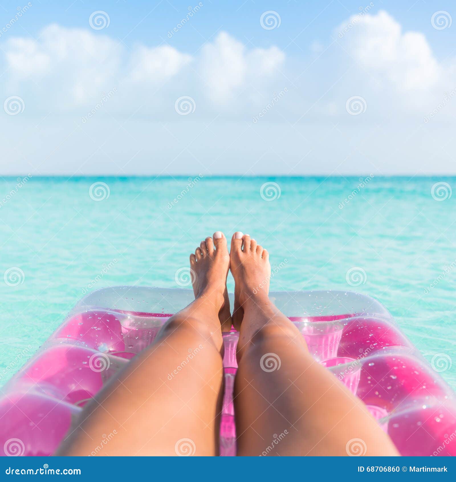 https://thumbs.dreamstime.com/z/gambe-d-abbronzatura-della-ragazza-di-vacanza-estiva-che-si-rilassano-nell-oceano-68706860.jpg