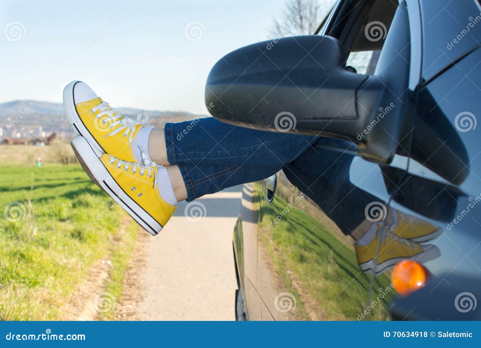 Gambe della donna dalla finestra di automobile Viaggio e divertimento