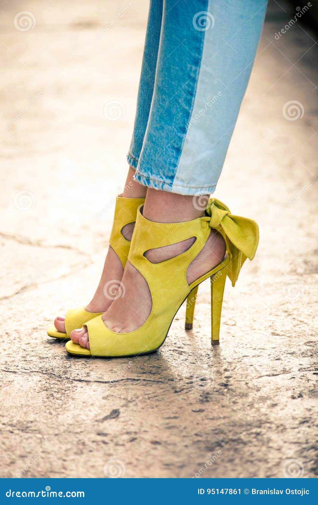 sandali gialli tacco alto