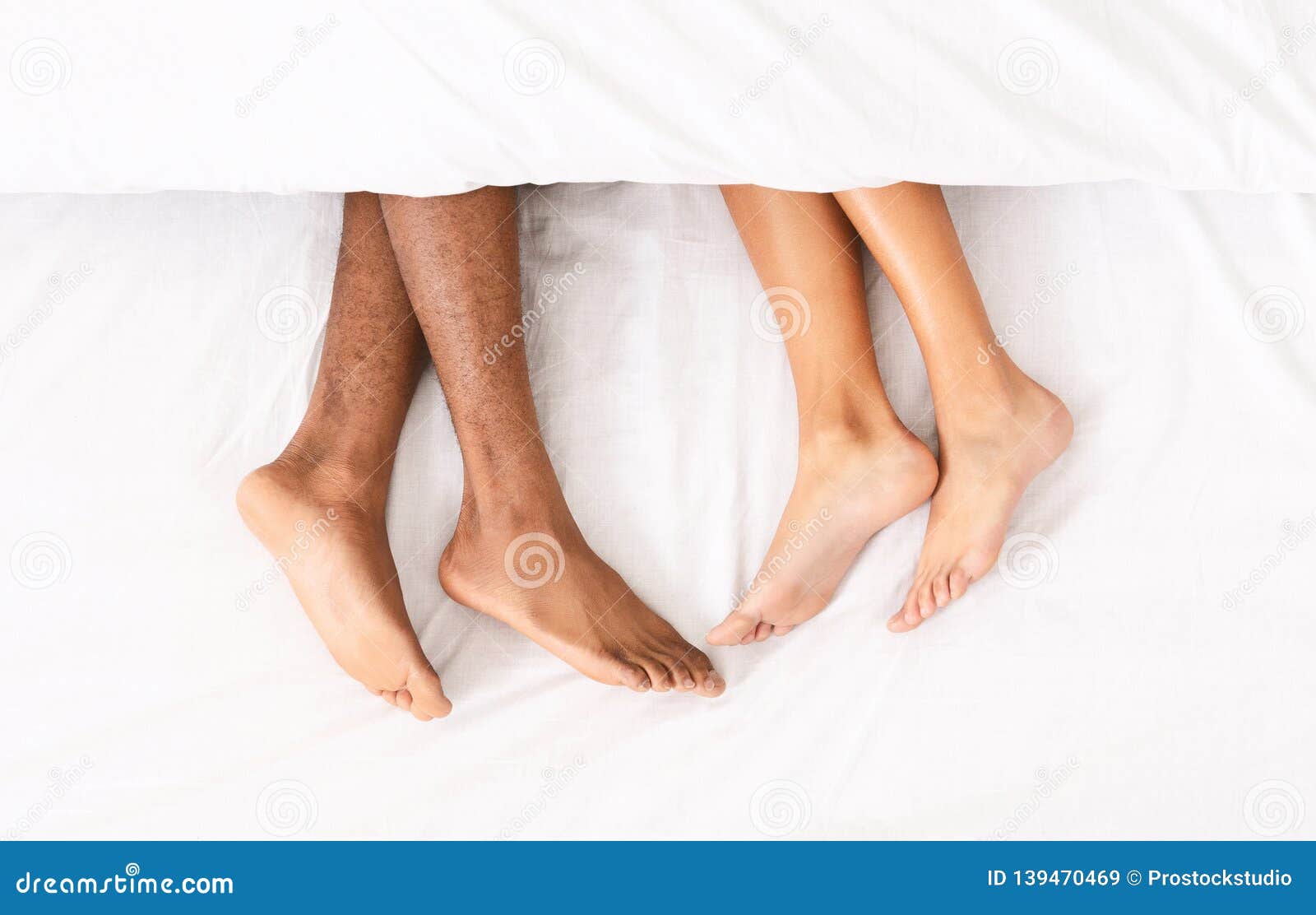 Gambe Di Amore Delle Coppie Che Si Trovano Sul Letto Sotto La Coperta  Immagine Stock - Immagine di fidanzato, millenario: 139470469