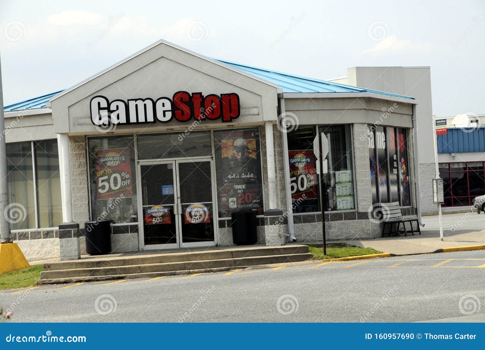 Game store front hi-res stock photography and images - Alamy