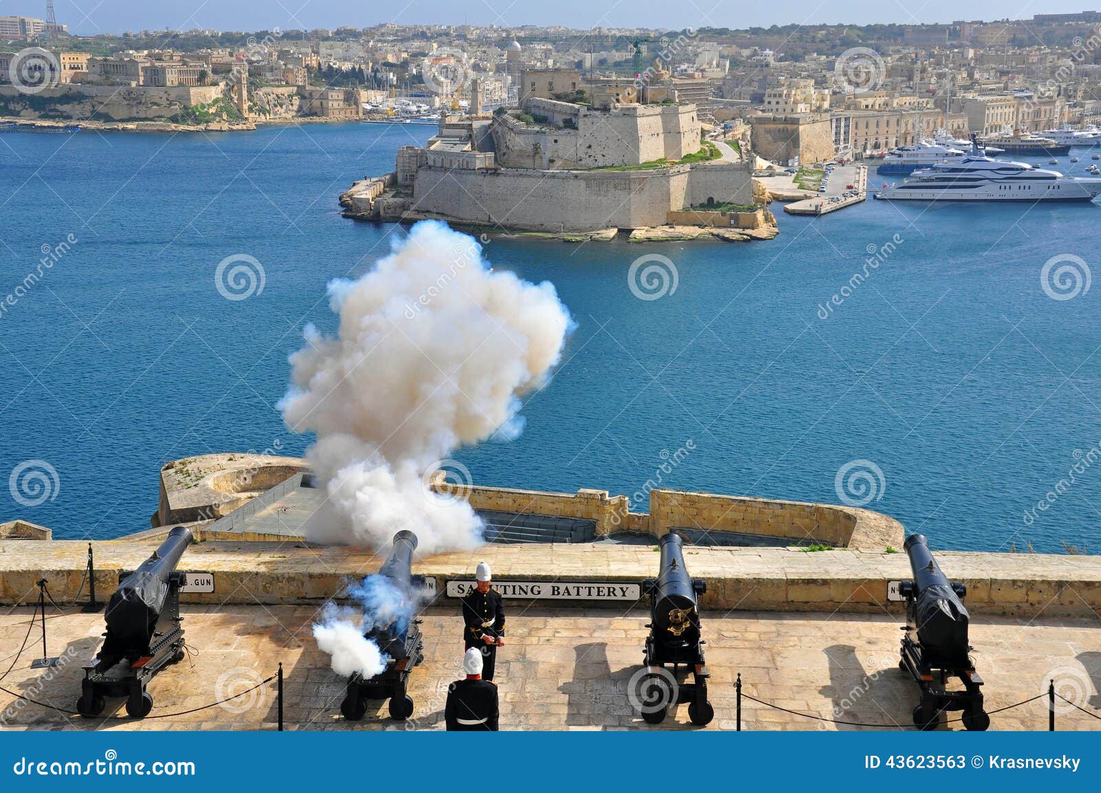 Gamla vapen av Valletta, Malta. VALLETTA MALTA - FEBRUARI 19: Middagstart av att salutera det Lascaris batteriet i den Valletta staden på Februari 19, 2014 Valletta är en huvudstad och den största staden av Malta