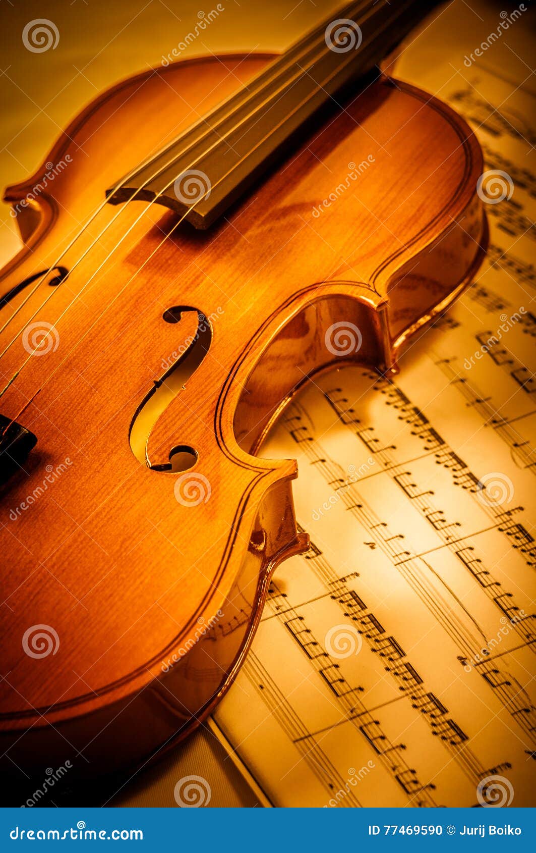 Gammal fiol som ligger på arket av musik, musikbegrepp