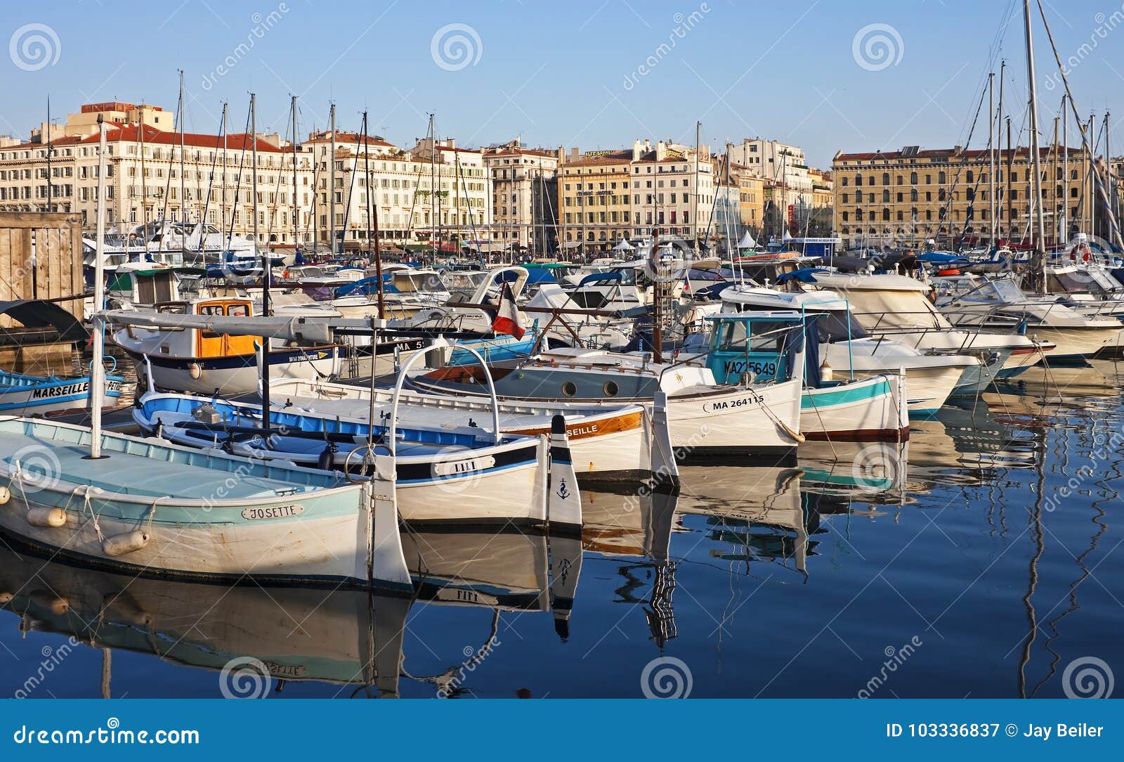 Gammal port, Marseille. Aftonsikt längs den gamla porten med små fartyg, Marseille, Frankrike