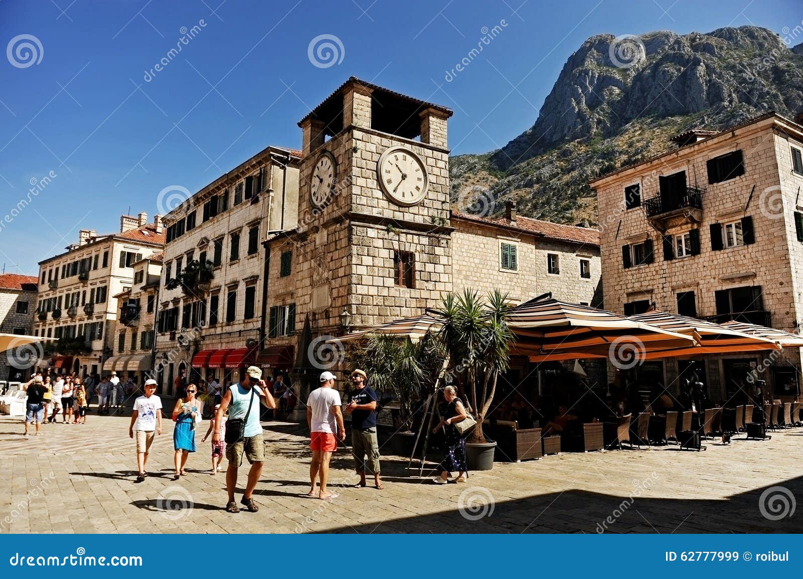 Gammal town för kotor. KOTOR MONTENEGRO - AUGUSTI 24: Turister går på fyrkant av armar i Kotor den gamla staden på Augusti 24, 2015 i Montenegro Kotor är ett gammalt medelhavs- som byggs under den Venetian perioden