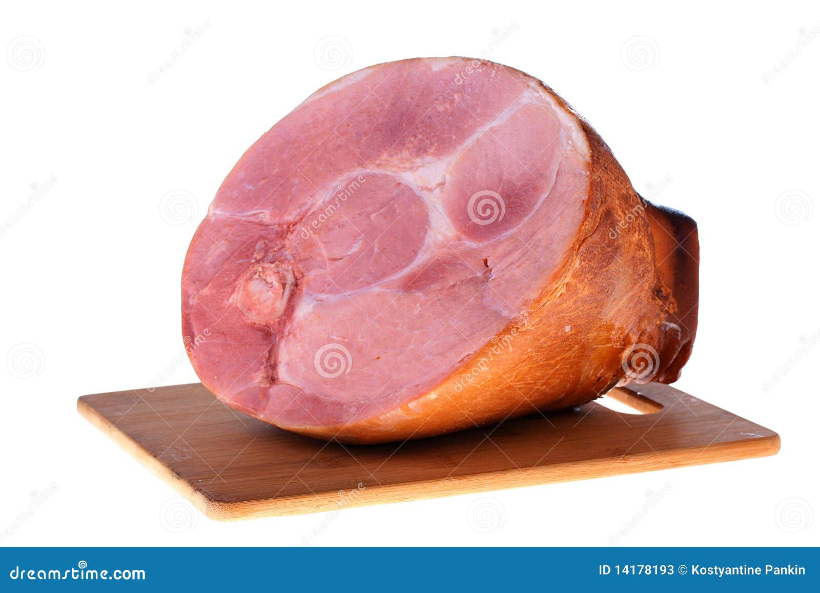 Gammon fumado em uma placa da cozinha, um branco do fundo.