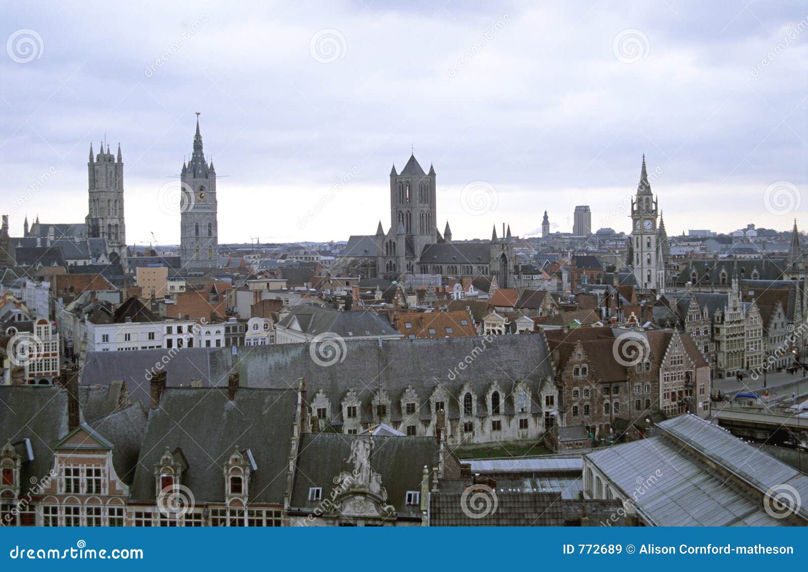 Gand da sopra. Una vista aerea di Gand storica, Belgio con le torrette di chiesa e del campanile in vista.