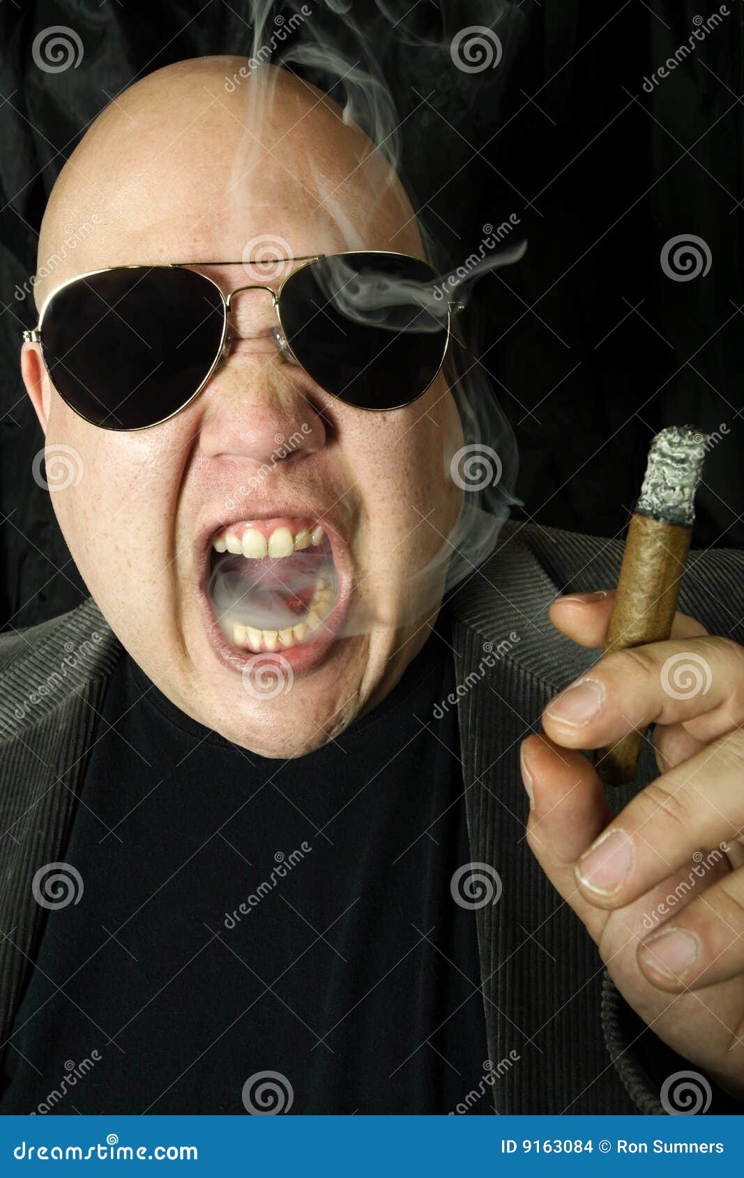 Gangster Que Fuma Um Charuto Foto de Stock Imagem de saliência