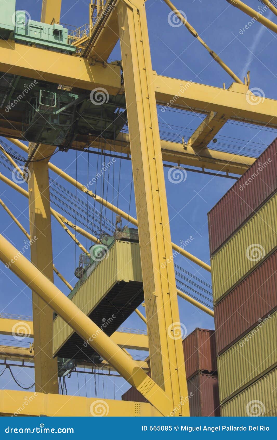 gantry cranes loading containers