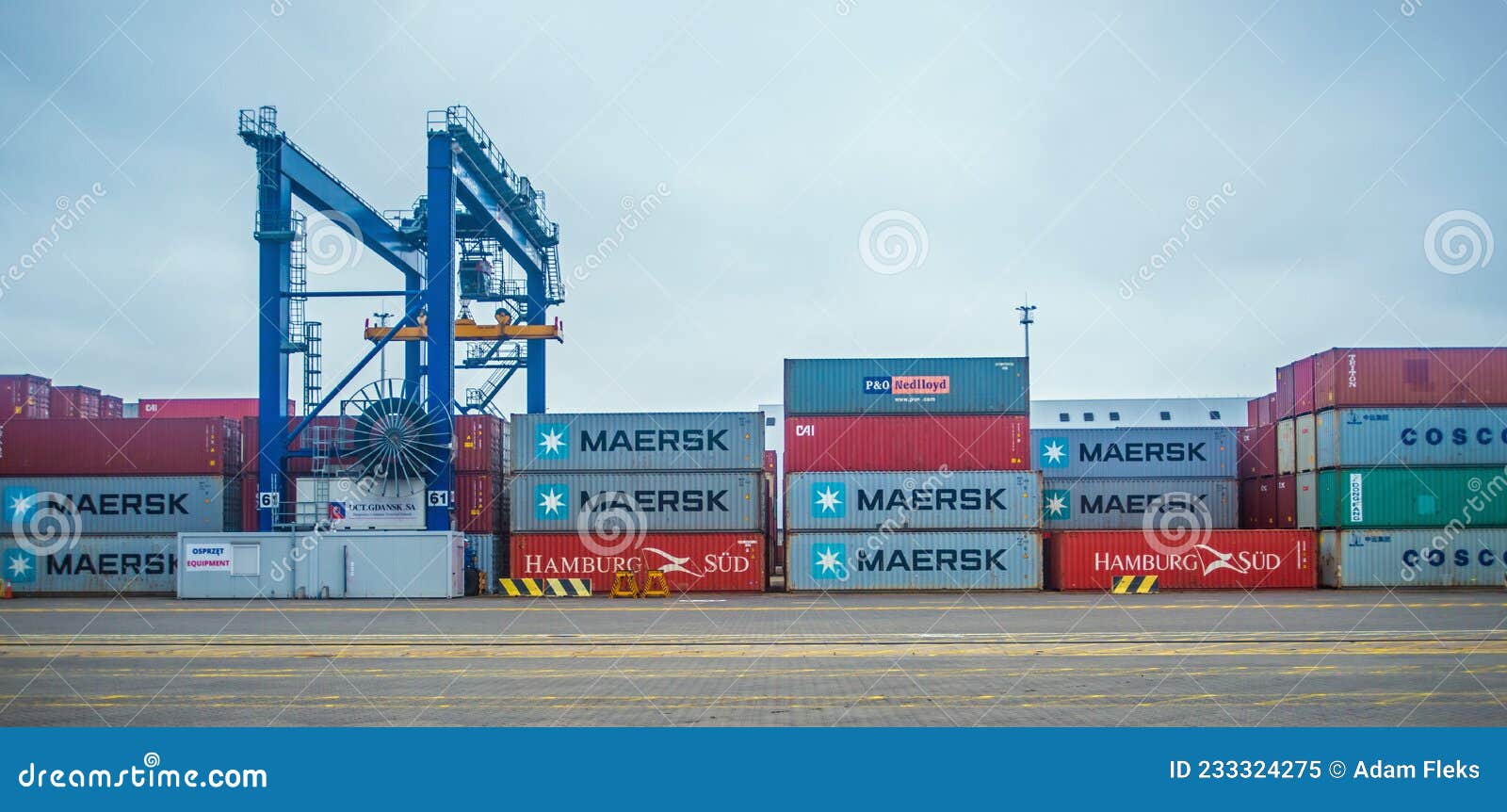 Transport von Container LKW im Versand Hafen mit Stapel von bunt