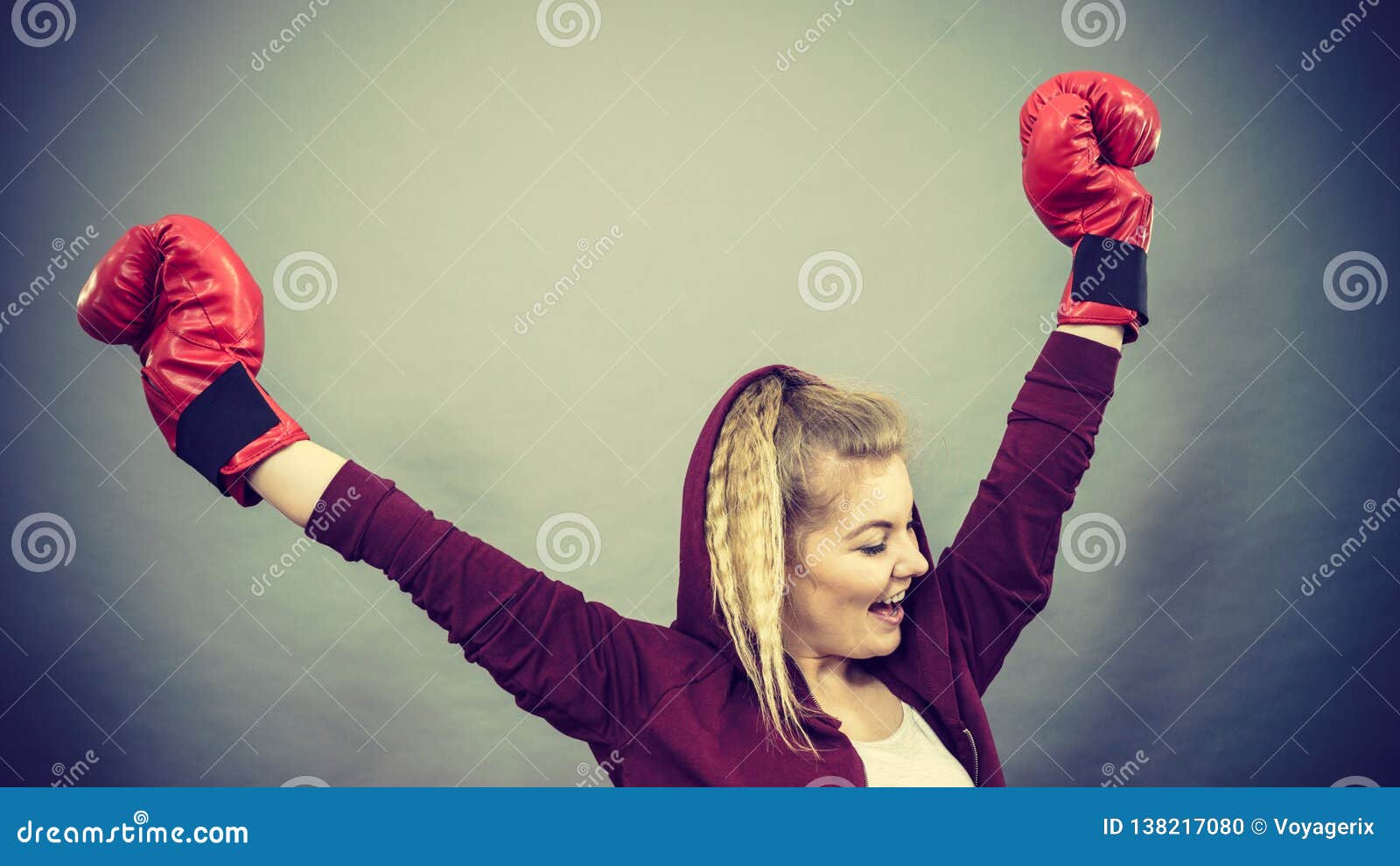 Gants de boxe de port de gagnant de femme. Femme sportive portant les gants de boxe rouges, le combat de gain, étant soulagement de sentiment et bonheur motivés Studio tiré sur le fond foncé