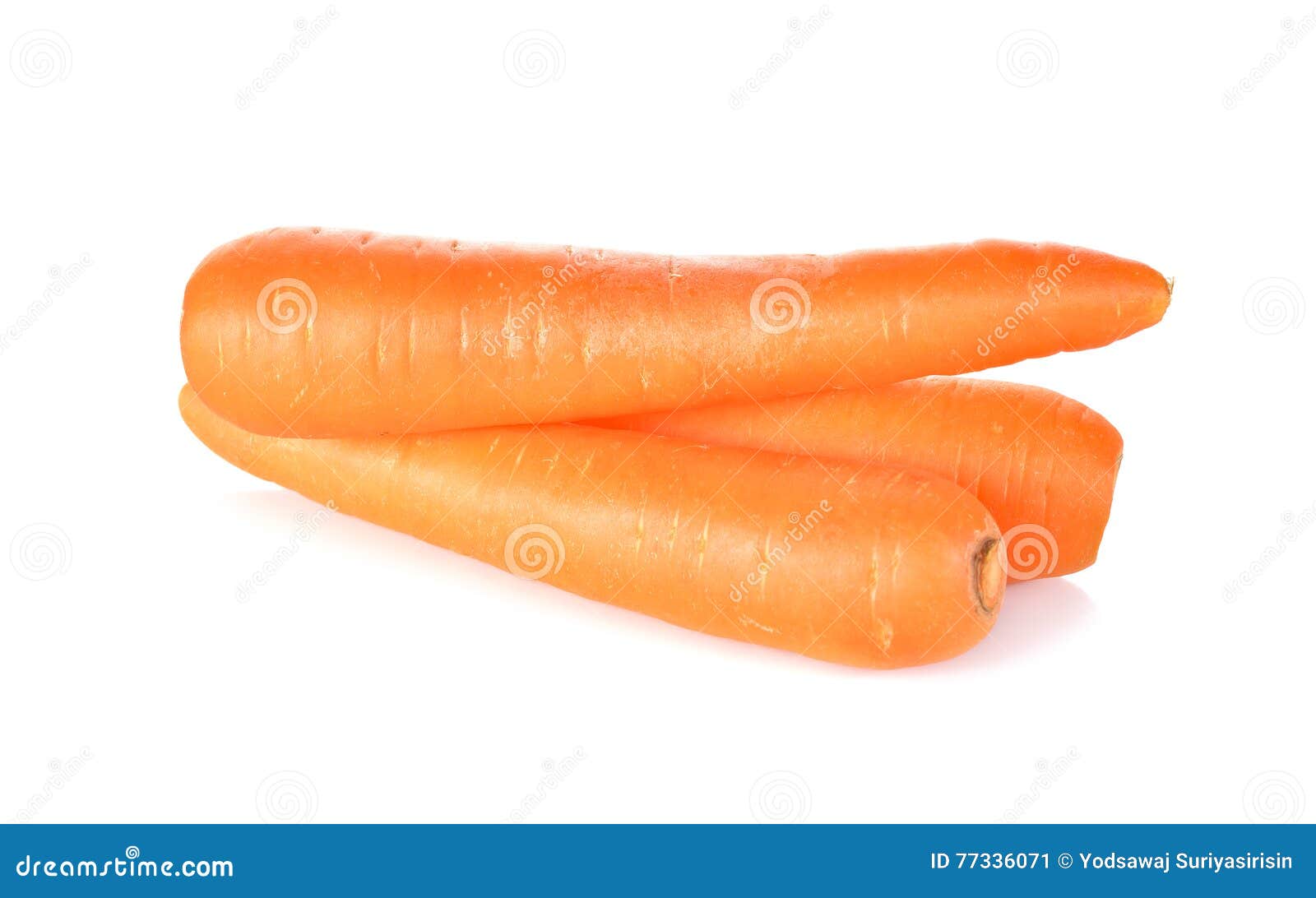 Ganze Ungeschälte Karotte Auf Weißem Hintergrund Stockbild - Bild von