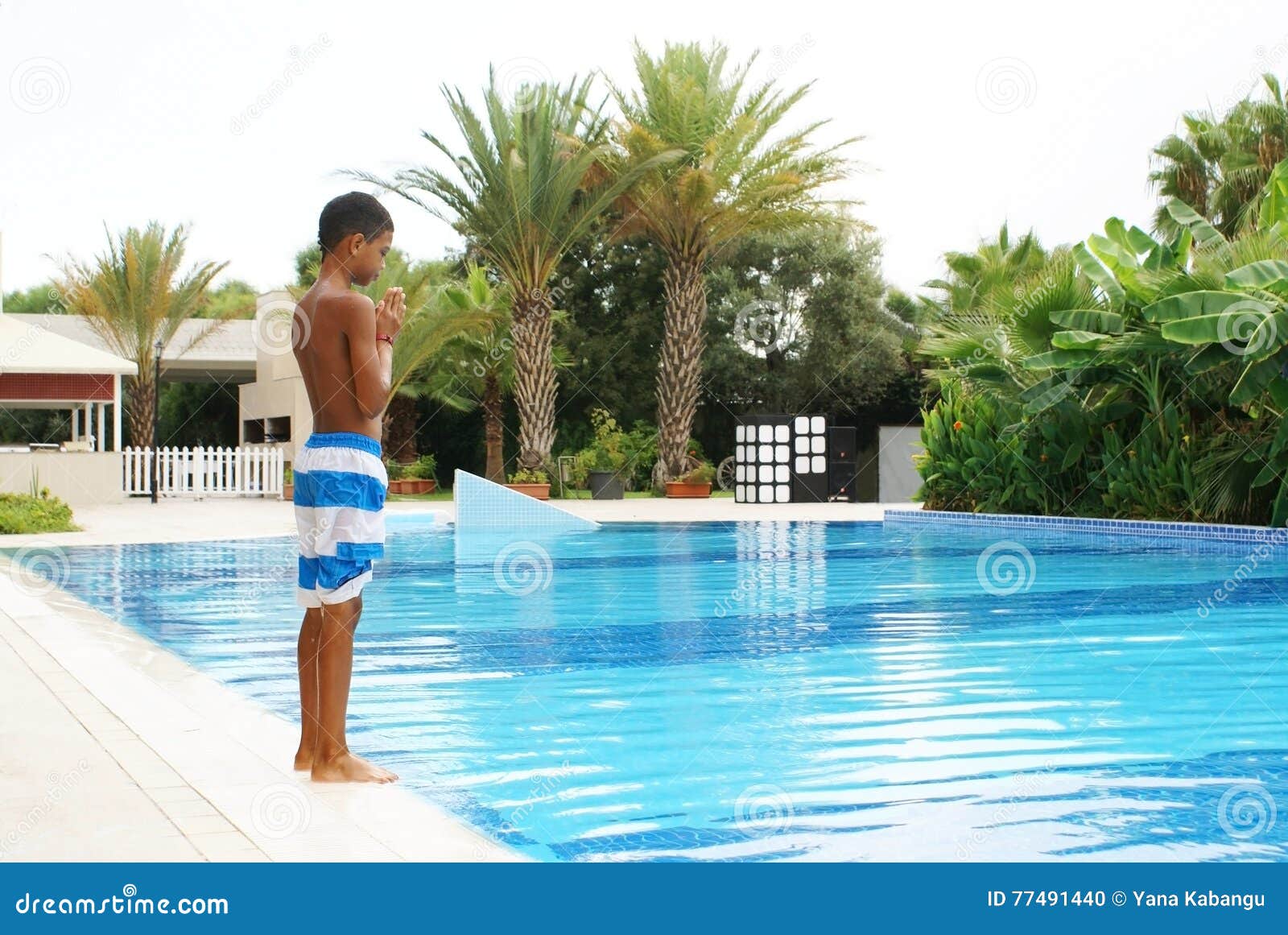 Garçon à la piscine photo stock. Image du beau, bouclé - 77491440