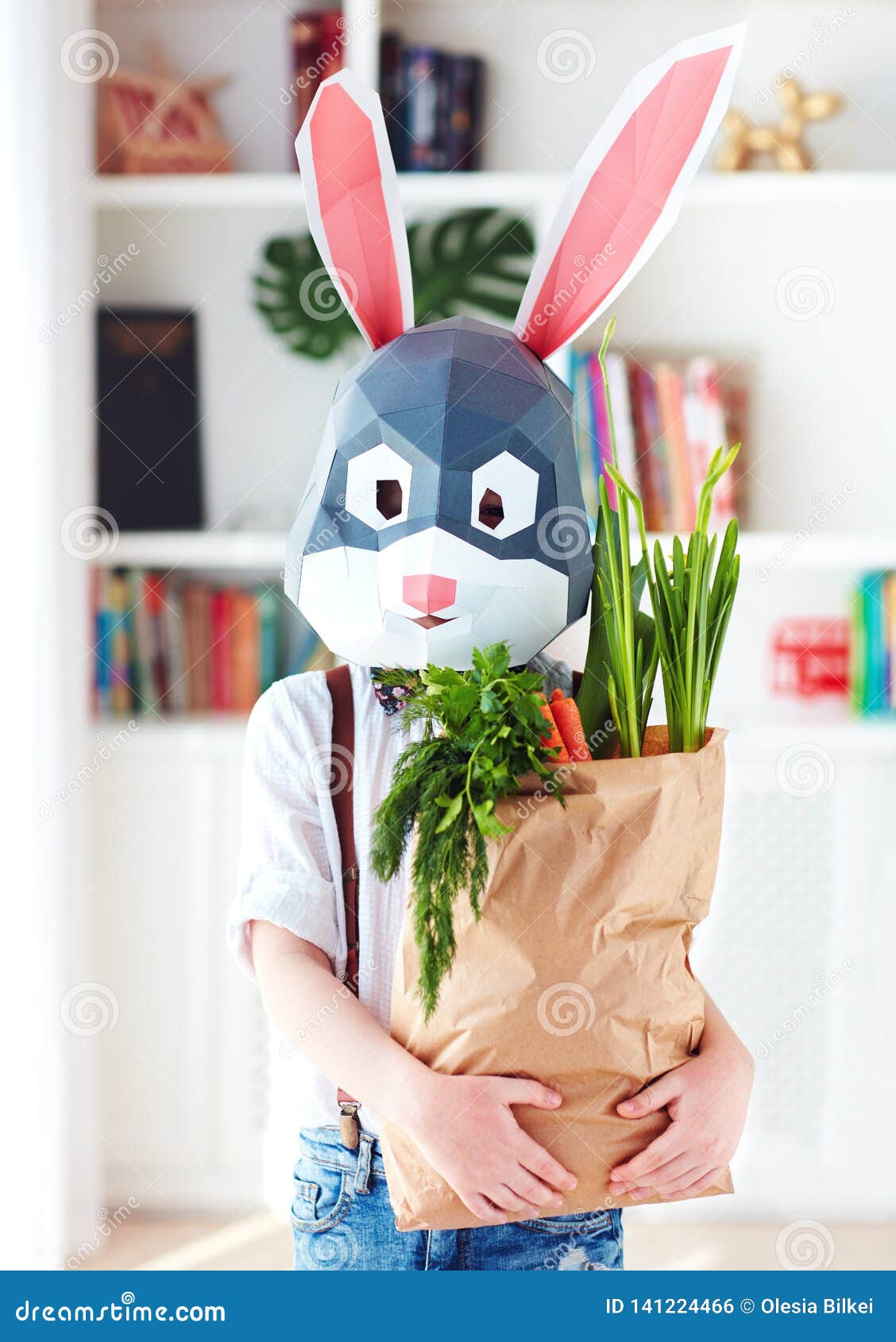 Garcon Elegant Mignon Dans Le Masque Polygonal De Lapin De Paques Avec Un Sac Completement Des Verts Frais De Ressort Photo Stock Image Du Verts Contemporain Garcon Elegant Mignon Dans Le Masque Polygonal De Lapin De Paques Avec Un Sac Completement Des Verts Frais De Ressort Photo Stock Image Du Verts Contemporain