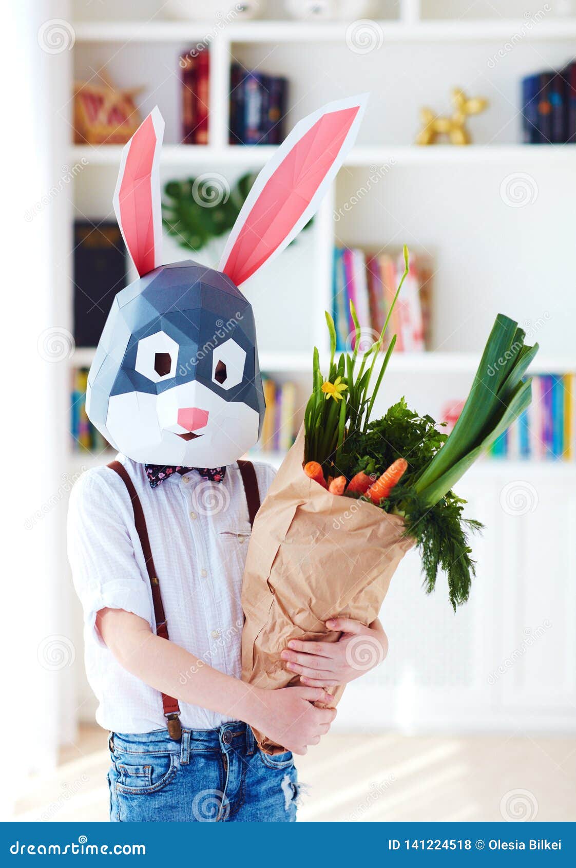 Garcon Elegant Mignon Dans Le Masque Polygonal De Lapin De Paques Avec Un Sac Completement Des Verts Frais De Ressort Photo Stock Image Du Humain Beau Garcon Elegant Mignon Dans Le Masque Polygonal De Lapin De Paques Avec Un Sac Completement Des Verts Frais De Ressort Photo Stock Image Du Humain Beau
