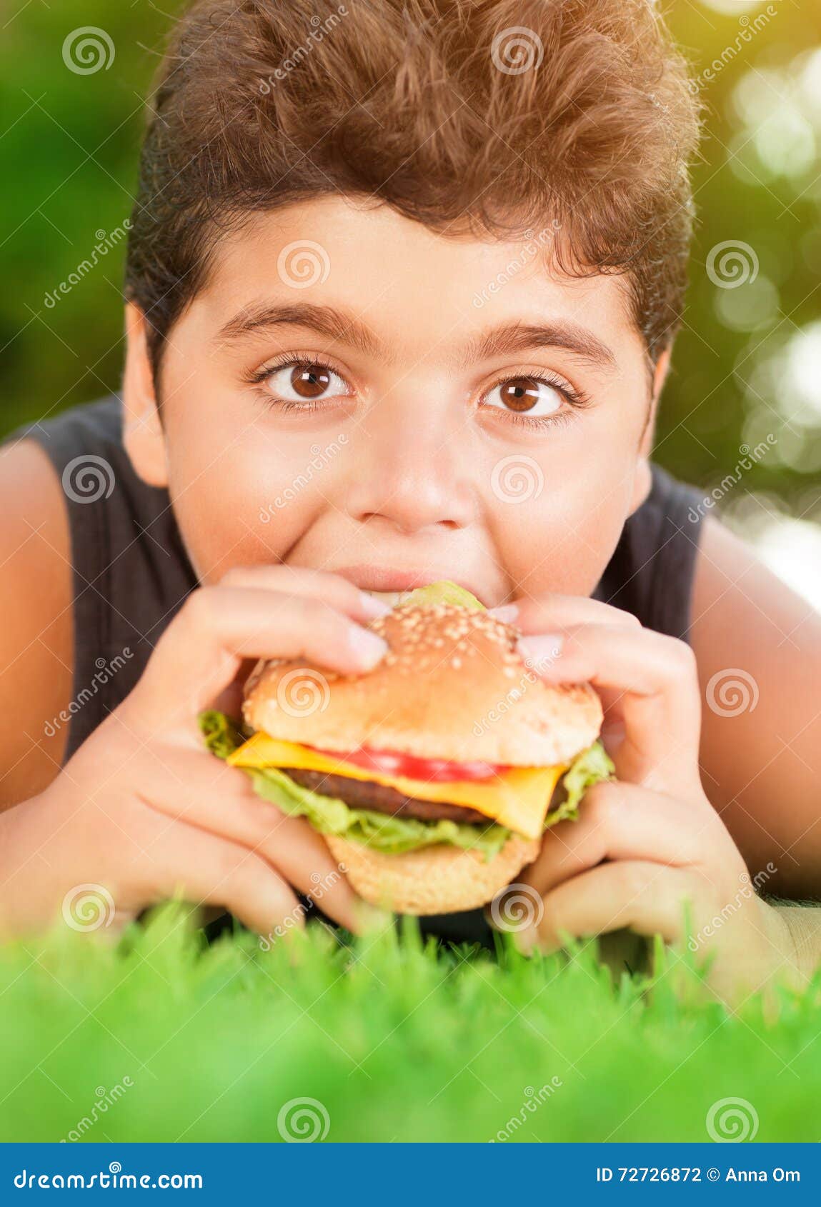 Голодные подростки. Хангри бойс. Мальчик, поедающий бургер. Фотосессия мальчик с бургером. Мальчик кушает бургер.