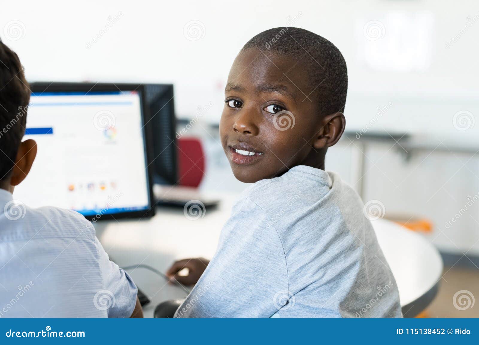 Garçon Africain à L'aide De L'ordinateur à L'école Photo stock - Image du  primaire, étudiant: 115138452