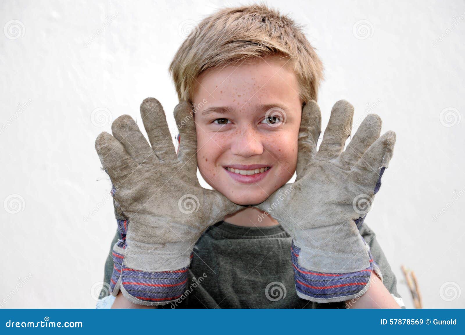 Garçon Avec Des Gants De Travail Image stock - Image du extérieur, portion:  57878569