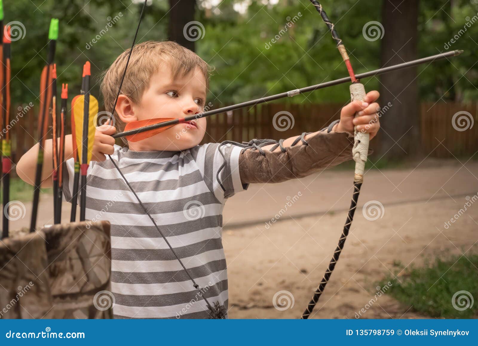 Garçon Avec Un Tir à L'arc Enfants Et Sports Image stock - Image du enfant,  fond: 135798759