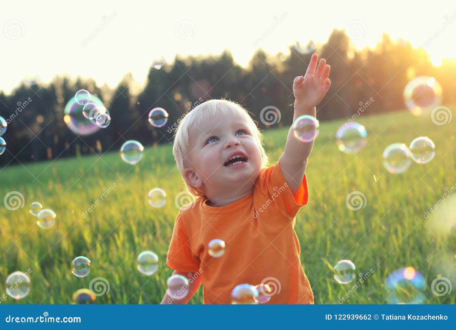 Photo D'enfants Jouant Aux Bulles De Savon