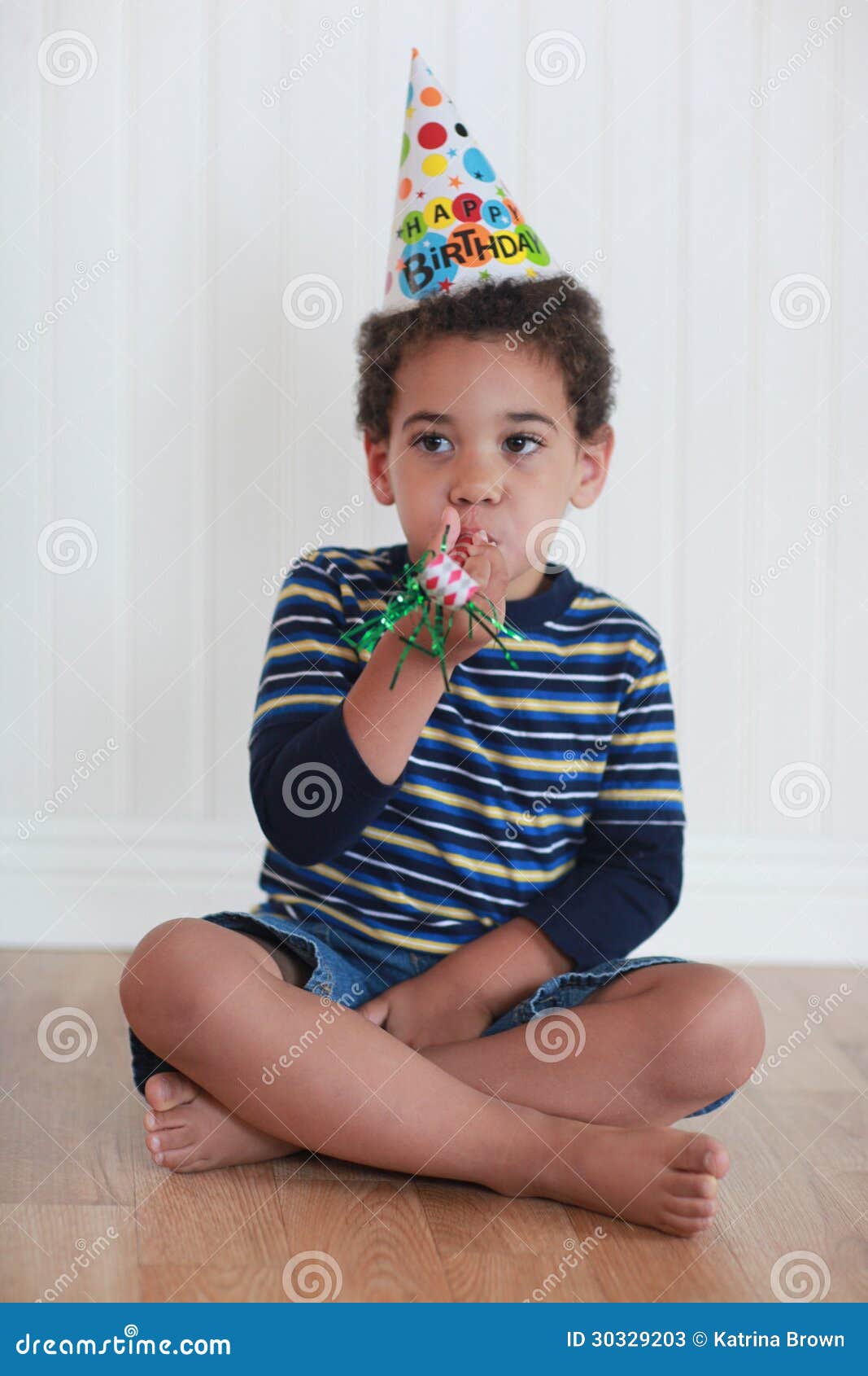 Garçon D'enfant En Bas âge Avec Le Chapeau D'anniversaire Image stock -  Image du beau, coup: 30329203