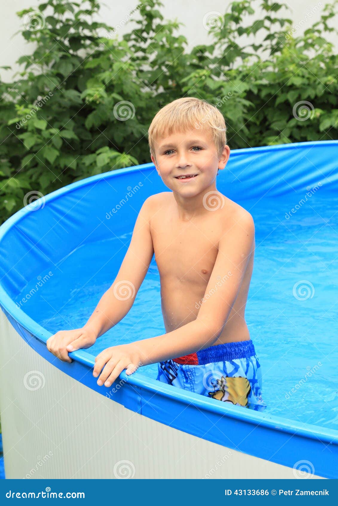 Garçon dans la piscine photo stock. Image du rester, sourire - 43133686