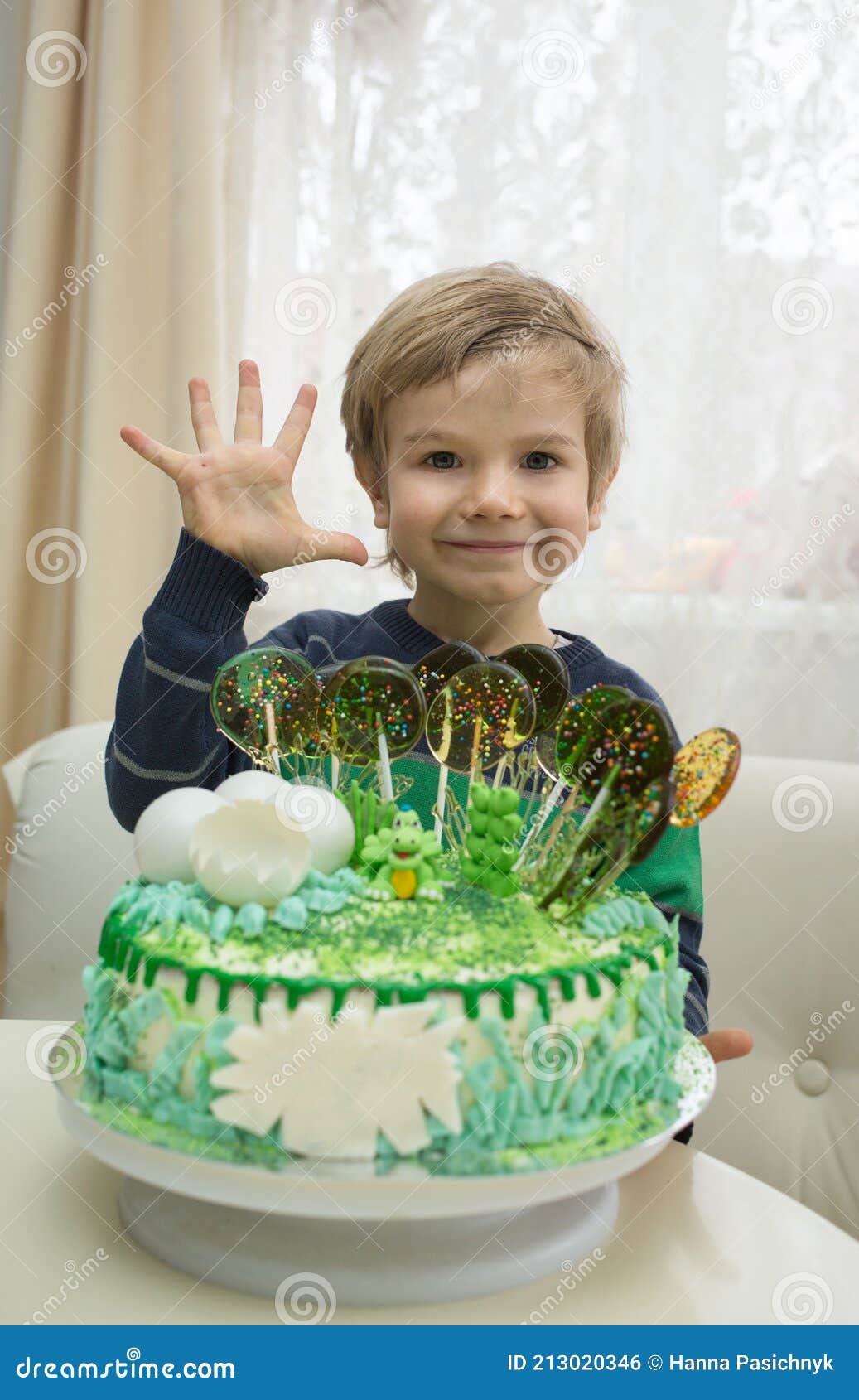 Adorable petit garçon blond heureux qui fête son anniversaire. Enfant  soufflant des bougies sur un gâteau fait maison, à l'intérieur. Fête d' anniversaire pour les écoliers, fête de famille de 6 ans. photo –