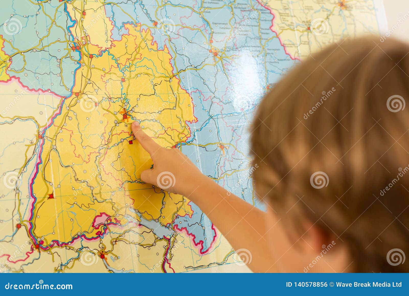 Garcon Dirigeant Son Doigt Sur La Carte Du Monde Dans Une Salle De Classe Photo Stock Image Du Dirigeant Doigt Garcon Dirigeant Son Doigt Sur La Carte Du Monde Dans Une Salle De Classe Photo Stock Image Du Dirigeant Doigt