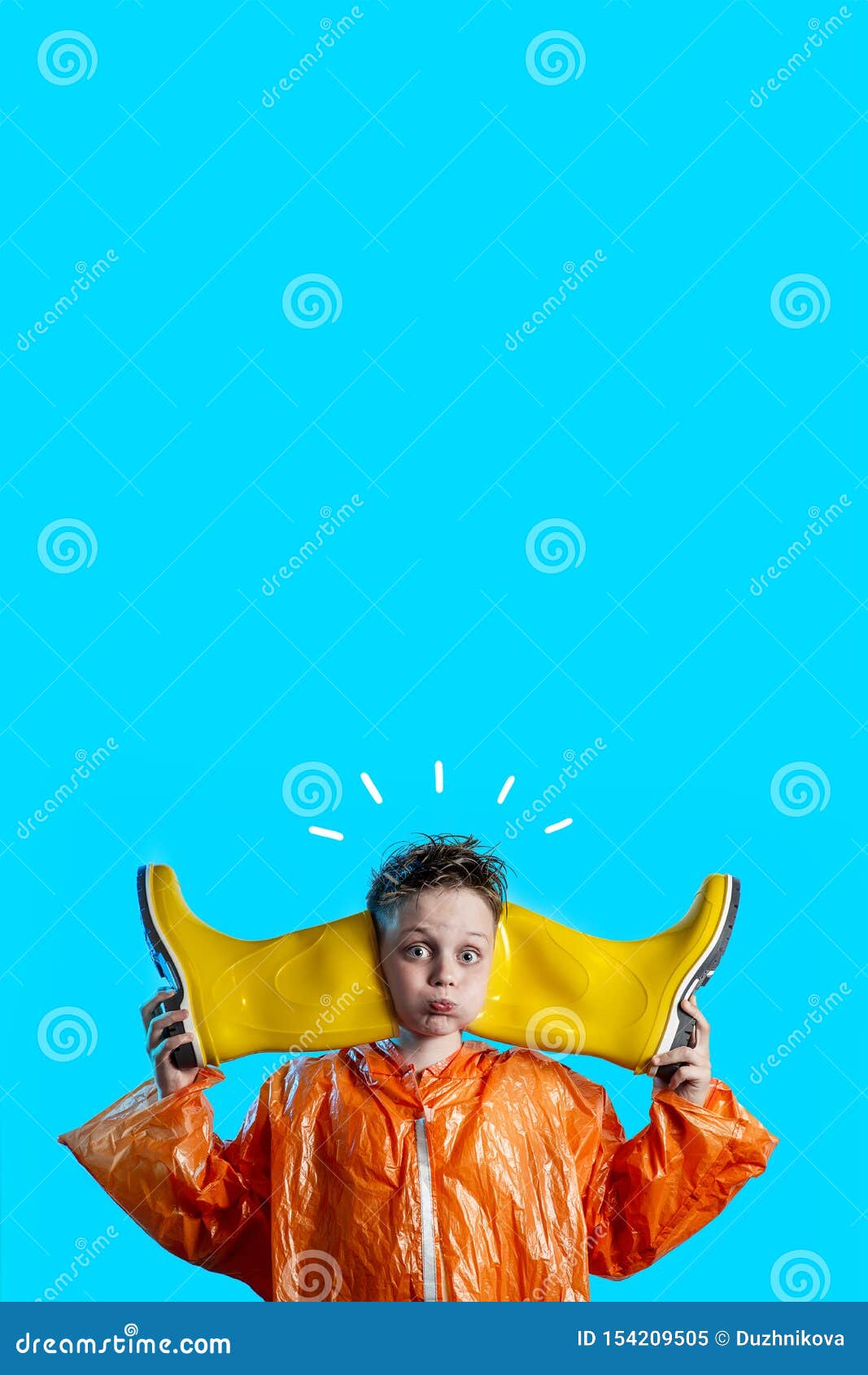 Garçon Drôle Dans Un Manteau Orange Avec Les Joues Et Les