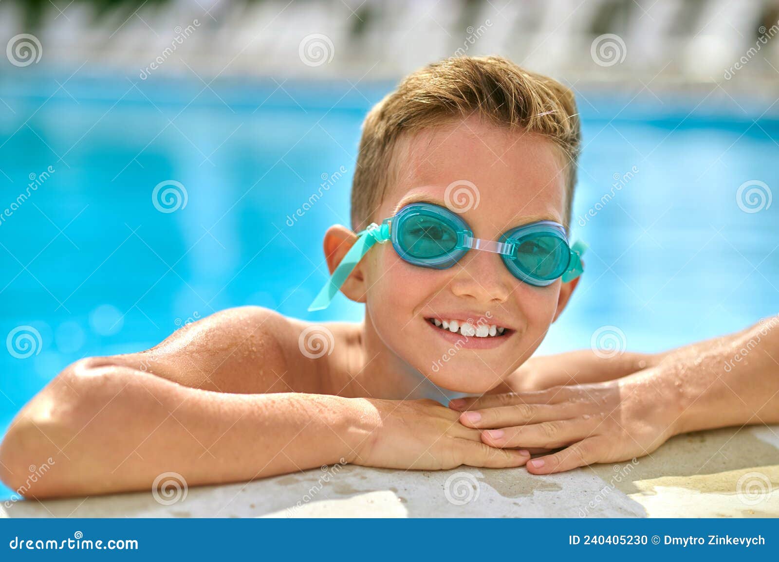 Un Garçon Dans Une Casquette De Natation Et Des Lunettes Est Assis Image  stock - Image du capuchon, plongée: 293658701