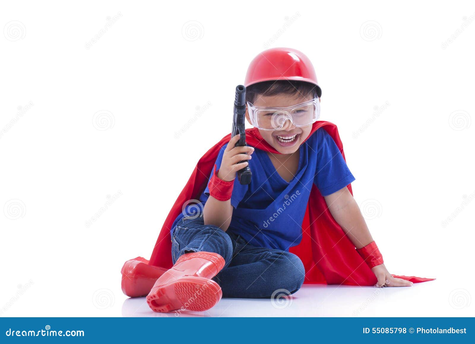 Garçon Heureux Feignant Pour être Un Super Héros Avec L'arme à Feu De Jouet  Photo stock - Image du chapeau, canon: 55085798