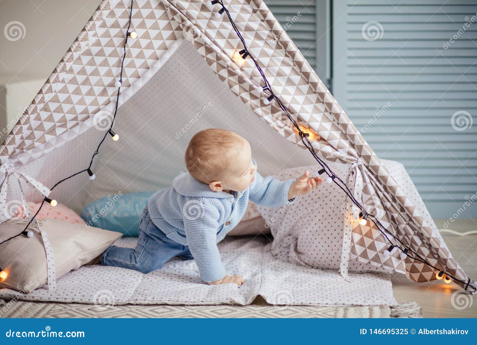 Garcon Infantile Adorable Jouant Avec La Tente D Enfants Dans La Salle De Jeux Bleue Confortable Image Stock Image Du Enfant Enfance Garcon Infantile Adorable Jouant Avec La Tente D Enfants Dans La Salle De Jeux Bleue Confortable Image Stock Image Du Enfant Enfance