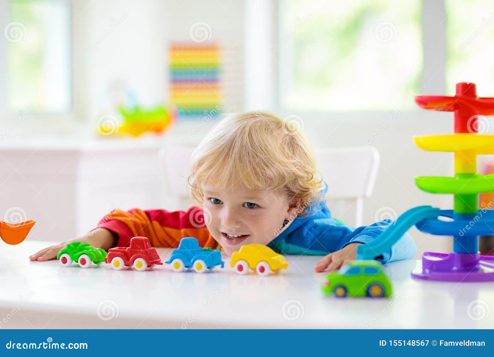 Garçon Jouant Des Voitures De Jouet Enfant Avec Des Jouets Enfant Et  Voiture Image stock - Image du enfance, coloré: 155148567