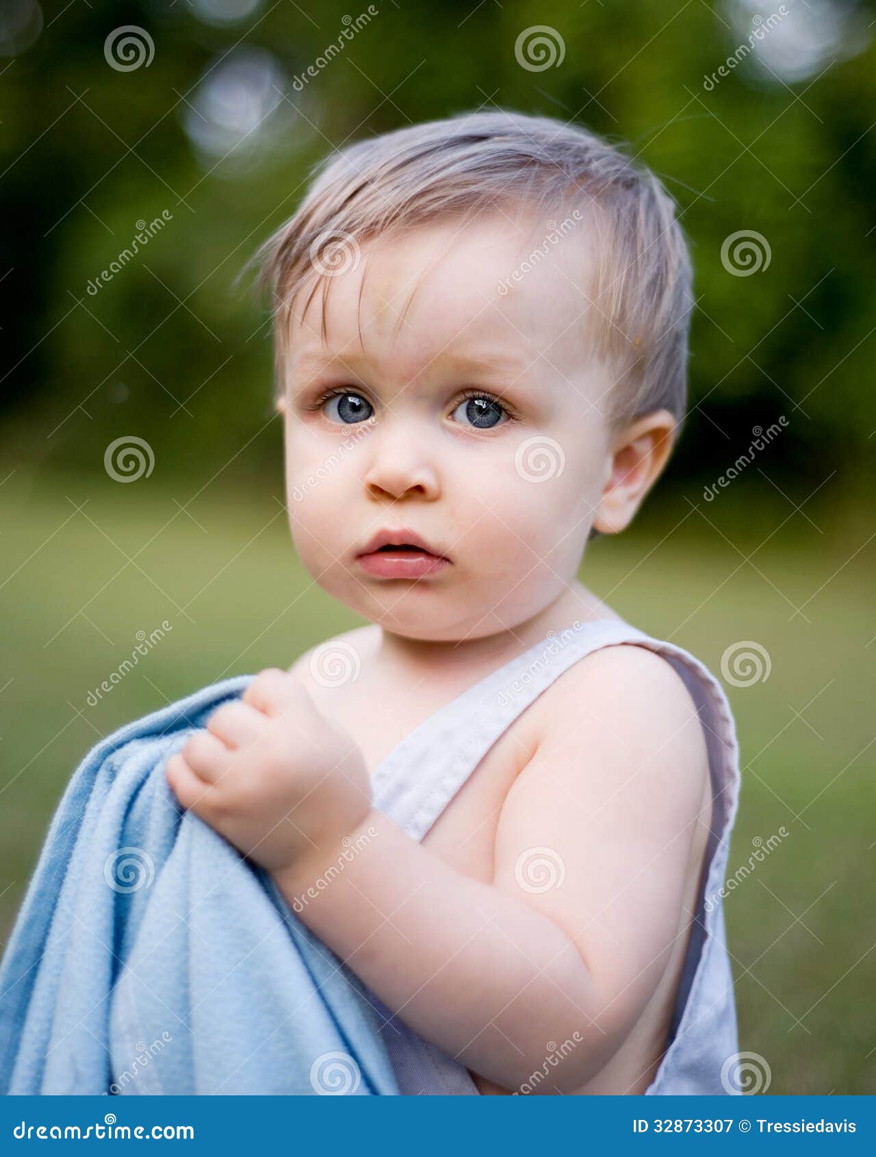 Garçon Nerveux D'enfant En Bas âge Avec La Couverture Image stock - Image  du vert, herbe: 32873307